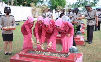 Kenang Jasa Para Pahlawan, Polres Lingga Gelar Upacara Ziarah Makam Pahlawan