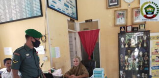 Babinsa Koramil 07/Palmatak Jalin Komsos dengan Perangkat Desa Mubur