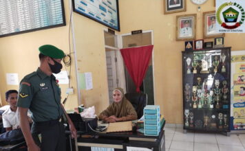 Babinsa Koramil 07/Palmatak Jalin Komsos dengan Perangkat Desa Mubur