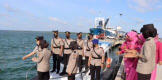 Peringati Hari Bhayangkara Ke – 76, Polres Natuna Ziarah Ke Makam Pahlawan dan Tabur Bunga