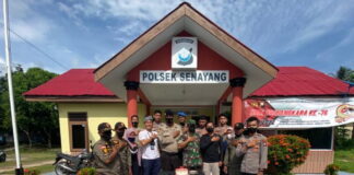 Surprise HUT Bhayangkara Ke-76 Camat Senayang Berikan Kado Kepada Kapolsek