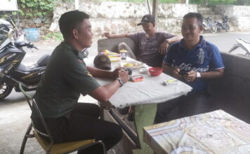 Babinsa Koramil 07/Palmatak Jalin Komsos Dengan Masyarakat Desa Mubur