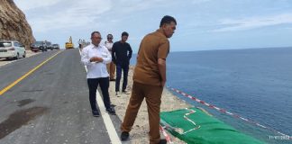 Bahu Jalan Lingkar Sekunyam Runtuh Tergerus Ombak, Bupati Himbau Warga Jangan Melintas