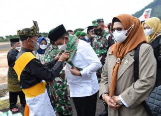 Tiba di Letung, Gubernur Ansar Disambut Wakil Bupati Anambas dan Tokoh LAM