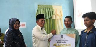 Gubernur Ansar Berikan Bantuan Insentif RT/RW dan Posyandu di Jemaja