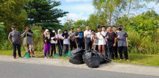 Bhabinkamtibmas Kelurahan Pinang Kencana Gelar Gotong Royong Bersama Komunitas Peduli Lingkungan