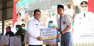 Gubernur Ansar Serahkan Insentif RT/RW dan Posyandu Serta Bantuan Transportasi Siswa Tahap II di Batam