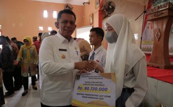 Gubernur Ansar Berikan Bantuan RT dan RW di Palmatak dan Tarempa