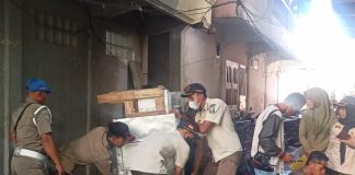 Satpol PP Tertibkan PKL ‘Nakal’ di Sekitar Trotoar dan Bahu Jalan Pelabuhan Tarempa