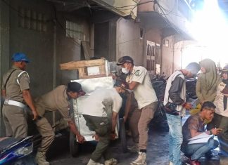 Satpol PP Tertibkan PKL ‘Nakal’ di Sekitar Trotoar dan Bahu Jalan Pelabuhan Tarempa