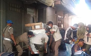 Satpol PP Tertibkan PKL ‘Nakal’ di Sekitar Trotoar dan Bahu Jalan Pelabuhan Tarempa