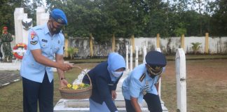 Hari Bakti TNI AU Ke-75, Danlanud RSA Pimpin Ziarah Ke Makam Pahlawan