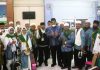 Roby Sambut Kedatangan Jemaah Haji Bintan di Embarkasi Batam