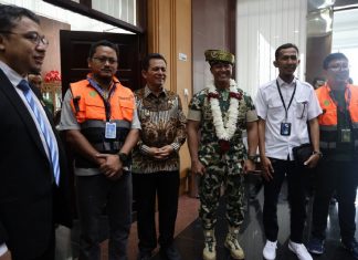 Gubernur Ansar Sambut Panglima TNI di Bandara RHF