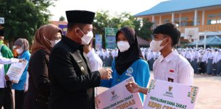 Gubernur Ansar Serahkan Bantuan Pendidikan di SMAN 1 Tanjungpinang