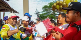 Gubernur Ansar Serahkan 2.000 Bendera Merah Putih di Karimun