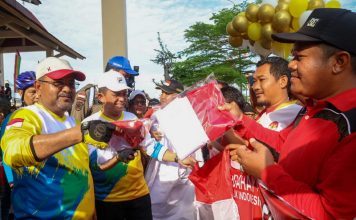Gubernur Ansar Serahkan 2.000 Bendera Merah Putih di Karimun