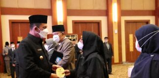 Gubernur Ansar Sematkan Tanda Satyalancana Karya Satya dan Penghargaan PNS Purna Bakti