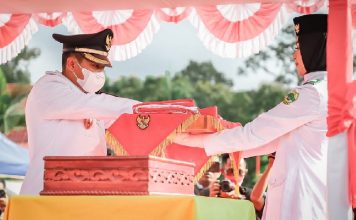 Pengibaran Bendera Berlangsung Sukses, Wabup Lingga Berikan Apresiasi Kepada Paskibraka