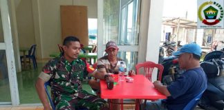 Babinsa Koramil 07/Palmatak Jalin Komsos Bersama Masyarakat Desa Ladan