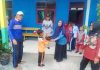 Kadisdikpora Lingga Serahkan Bantuan Sepatu Untuk Pelajar SD Kurang Mampu