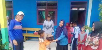 Kadisdikpora Lingga Serahkan Bantuan Sepatu Untuk Pelajar SD Kurang Mampu