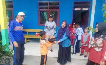 Kadisdikpora Lingga Serahkan Bantuan Sepatu Untuk Pelajar SD Kurang Mampu