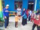 Kadisdikpora Lingga Serahkan Bantuan Sepatu Untuk Pelajar SD Kurang Mampu