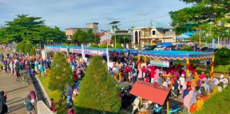 Warga Serbu Bazar Pangan Murah di Pantai Piwang Natuna
