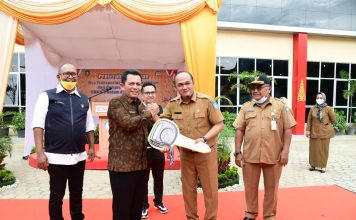 Gubernur Serahkan 2 Bus Untuk SMKN 6 Batam
