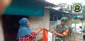 Lewat Komsos, Babinsa Himbau Warga Binaan Pasang Bendera di Depan Rumah