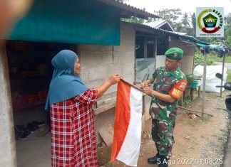 Lewat Komsos, Babinsa Himbau Warga Binaan Pasang Bendera di Depan Rumah