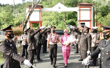 Tradisi Pedang Pora, Sambut Kedatangan Kapolres Lingga yang Baru