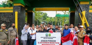 Gubernur Ansar Bagika 1500 Bendera Merah Putih di Tanjungpinang