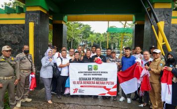Gubernur Ansar Bagika 1500 Bendera Merah Putih di Tanjungpinang