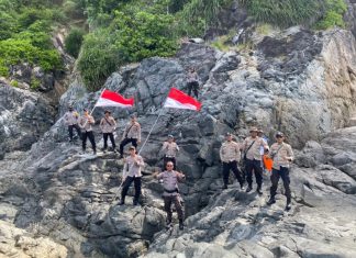 Polres Anambas Kibar Bendera Merah Putih di Tiga Pulau Terluar Secara Serentak
