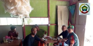 Babinsa Koramil 07/Palmatak Jalin Komsos Bersama Warga Desa Payamaram