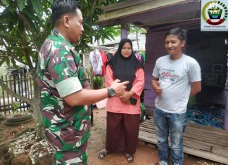 Babinsa Koramil 07/Palmatak Jalin Komsos Dengan Warga Desa Teluk Siantan