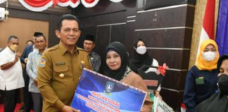 Gubernur Ansar Serahkan Bansos dan Bantuan Pertanian Kepada Masyarakat Karimun