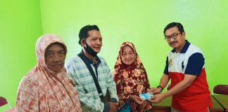 Sekda Natuna Serahkan BLT BBM Untuk Warga Sepempang