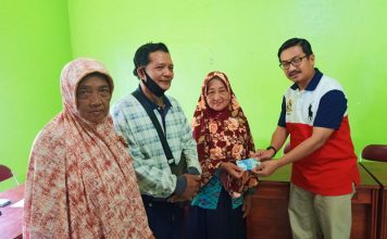 Sekda Natuna Serahkan BLT BBM Untuk Warga Sepempang