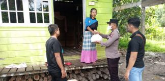 Polsek Bunguran Barat Berikan Bansos Kepada Masyarakat Terdampak Kenaikan Harga BBM
