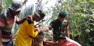 Kapolres Lingga Turun Langsung Bantu Warga Perbaiki Jembatan