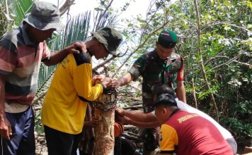 Kapolres Lingga Turun Langsung Bantu Warga Perbaiki Jembatan