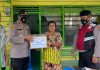 Polsek Dabo Singkep Bagikan Sembako Kepada Masyarakat Kurang Mampu