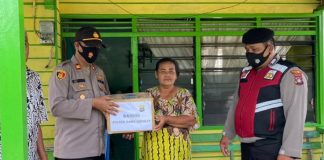 Polsek Dabo Singkep Bagikan Sembako Kepada Masyarakat Kurang Mampu