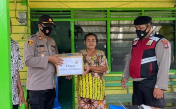 Polsek Dabo Singkep Bagikan Sembako Kepada Masyarakat Kurang Mampu