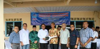 Gubernur Ansar Serahkan Mobil Pickup dan Dana Hibah ke PSMTI Lingga