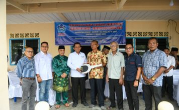 Gubernur Ansar Serahkan Mobil Pickup dan Dana Hibah ke PSMTI Lingga