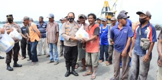 Polres Lingga Bagikan Bansos Kepada Buruh Pelabuhan dan Ojek